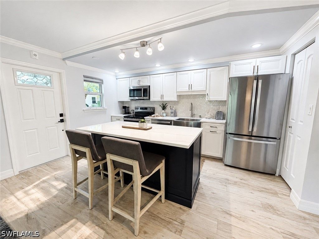 960 7th ST S 103, Naples, FL 34102