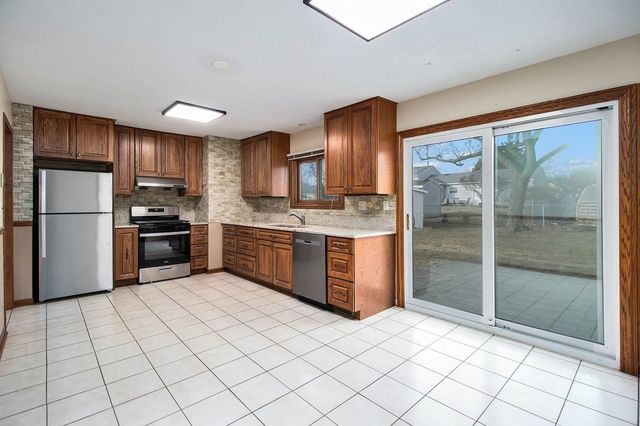 120 Ellington Drive, Schaumburg, IL 60194