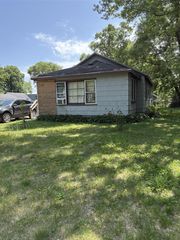 2062 Hatch Ave, Benton Harbor, MI 49022