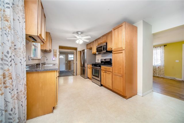 10 Colonial Road, Coventry, RI 02816