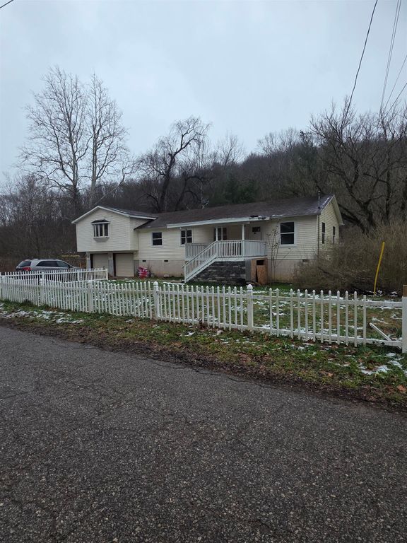 5217 Dalewood Drive, Cross Lane, WV 25313
