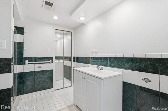 8422 Robindale Avenue, Dearborn Heights, MI 48127