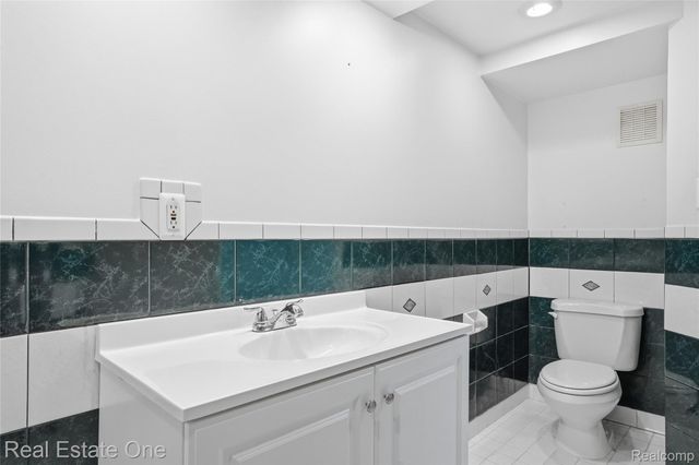 8422 Robindale Avenue, Dearborn Heights, MI 48127