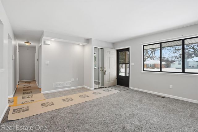 8422 Robindale Avenue, Dearborn Heights, MI 48127