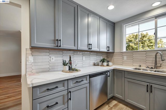 147 Wisteria Dr, East Palo Alto, CA 94303