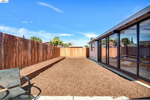 147 Wisteria Dr, East Palo Alto, CA 94303