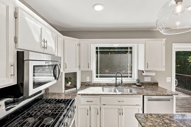 555 White Pine Way, Eagan, MN 55123