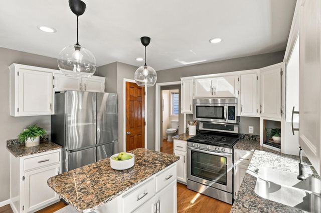 555 White Pine Way, Eagan, MN 55123