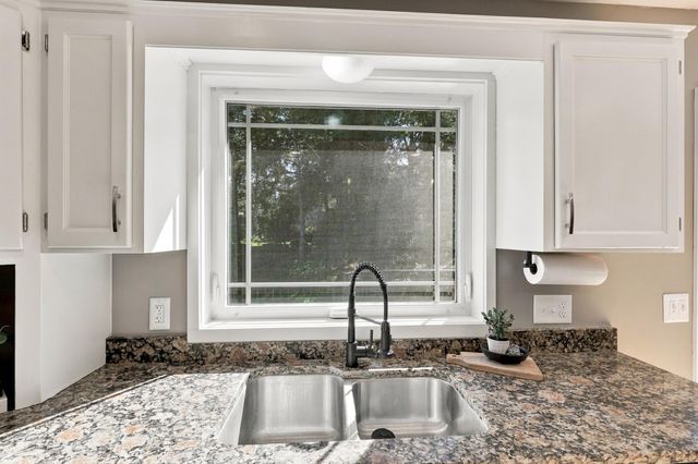 555 White Pine Way, Eagan, MN 55123