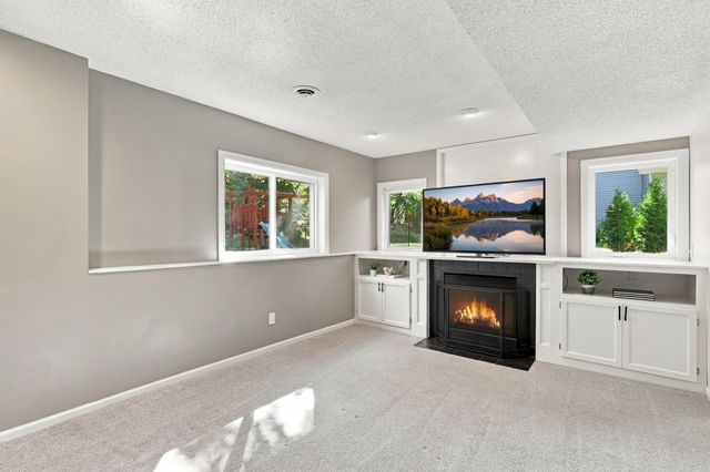 555 White Pine Way, Eagan, MN 55123