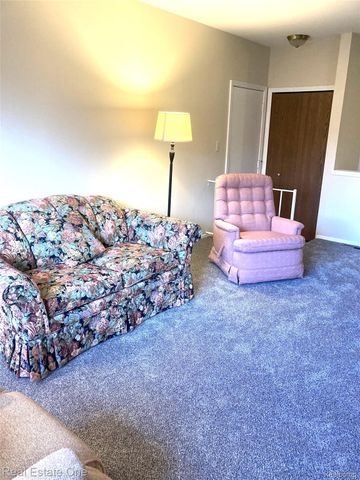 3700 Old Creek 124, Troy, MI 48084