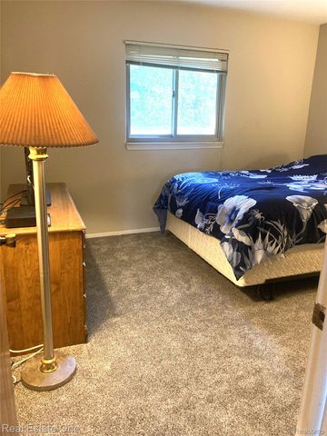 3700 Old Creek 124, Troy, MI 48084