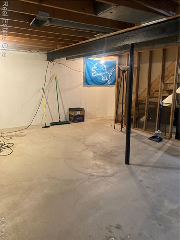 3700 Old Creek 124, Troy, MI 48084