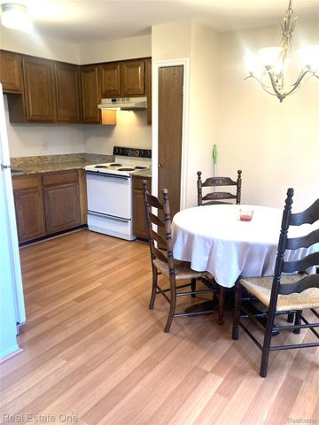 3700 Old Creek 124, Troy, MI 48084