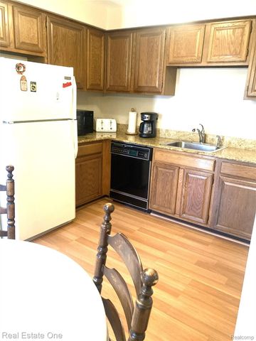 3700 Old Creek 124, Troy, MI 48084