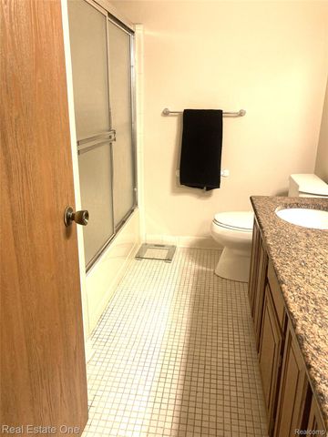 3700 Old Creek 124, Troy, MI 48084