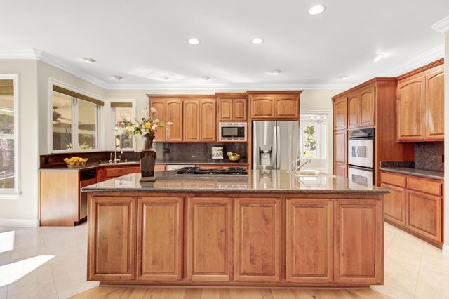 2812 Alder Point Dr, Roseville, CA 95661