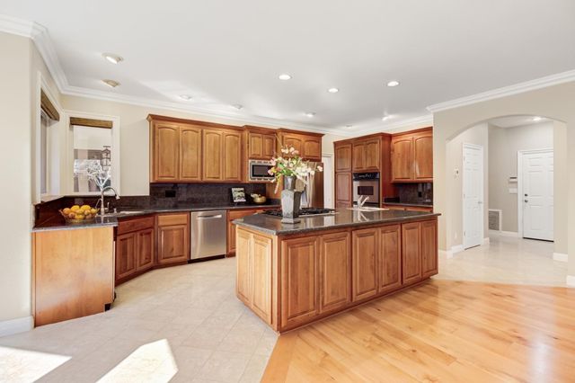 2812 Alder Point Dr, Roseville, CA 95661