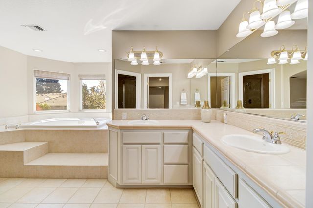 2812 Alder Point Dr, Roseville, CA 95661