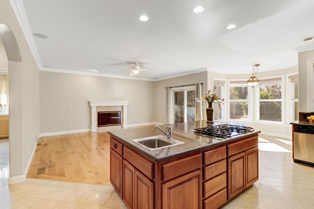 2812 Alder Point Dr, Roseville, CA 95661