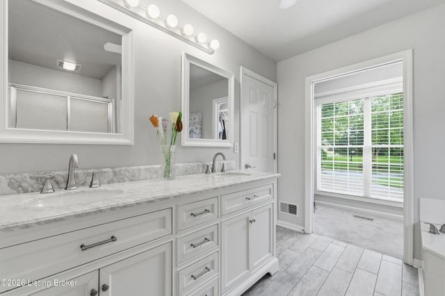 10000 Ivybridge Cir, Louisville, KY 40241