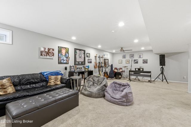 10000 Ivybridge Cir, Louisville, KY 40241