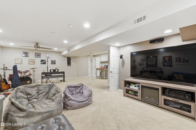 10000 Ivybridge Cir, Louisville, KY 40241