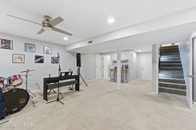 10000 Ivybridge Cir, Louisville, KY 40241