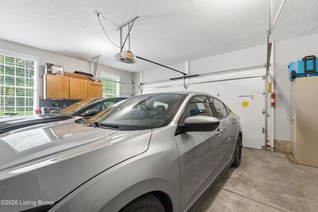 10000 Ivybridge Cir, Louisville, KY 40241