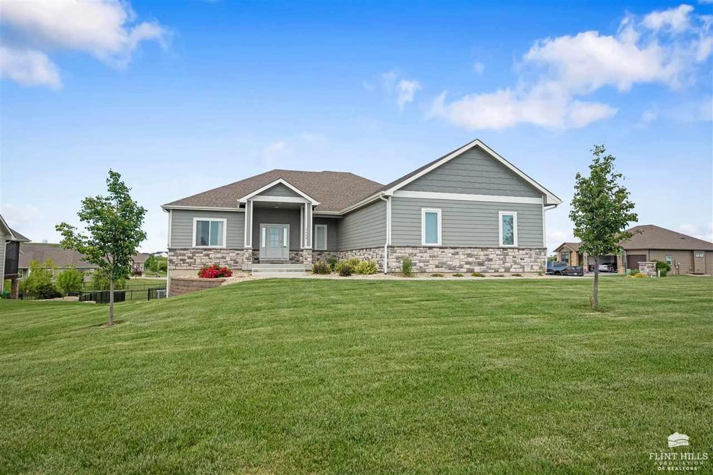 5420 Colbert Hills Drive, Manhattan, KS 66503