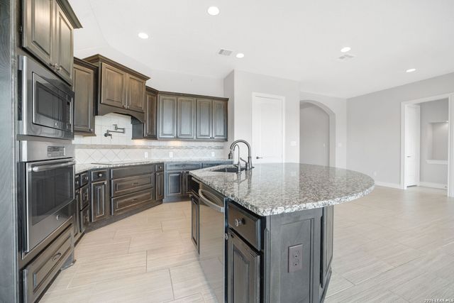 2725 SADDLEHORN DR, Seguin, TX 78155