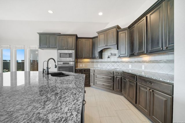 2725 SADDLEHORN DR, Seguin, TX 78155