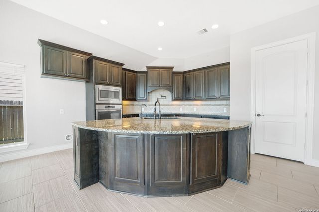 2725 SADDLEHORN DR, Seguin, TX 78155