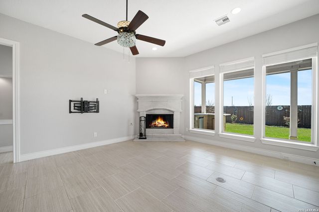 2725 SADDLEHORN DR, Seguin, TX 78155