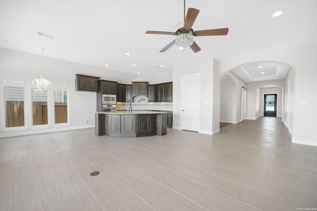 2725 SADDLEHORN DR, Seguin, TX 78155