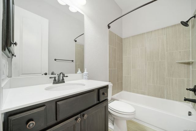 2725 SADDLEHORN DR, Seguin, TX 78155