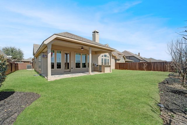 2725 SADDLEHORN DR, Seguin, TX 78155