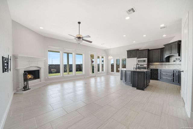 2725 SADDLEHORN DR, Seguin, TX 78155