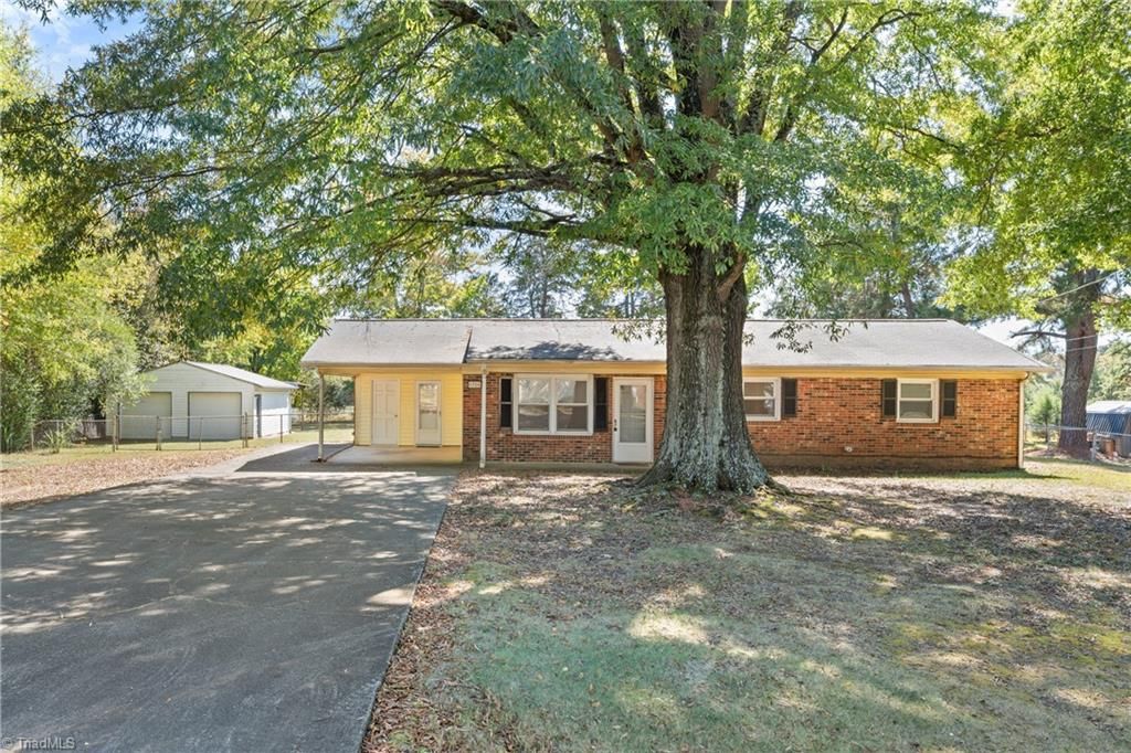 4706 Nokomis Drive, Kernersville, NC 27284