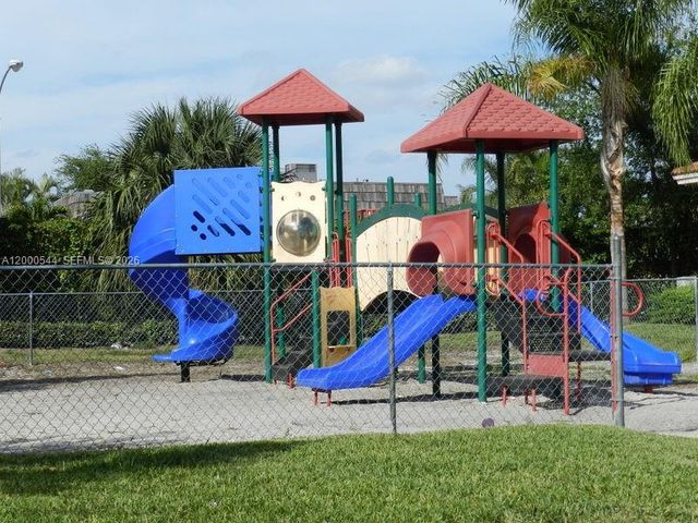 312 Talia Cir, Palm Springs, FL 33461