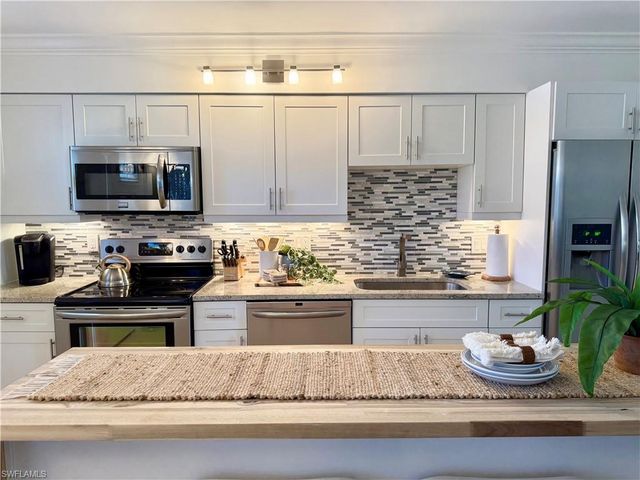 960 7th ST S 202, Naples, FL 34102