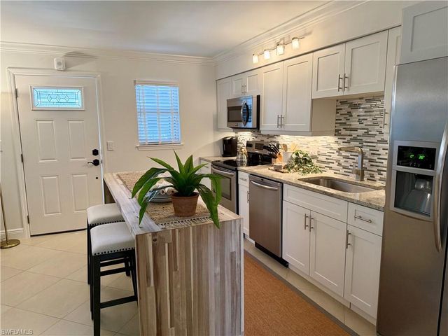 960 7th ST S 202, Naples, FL 34102