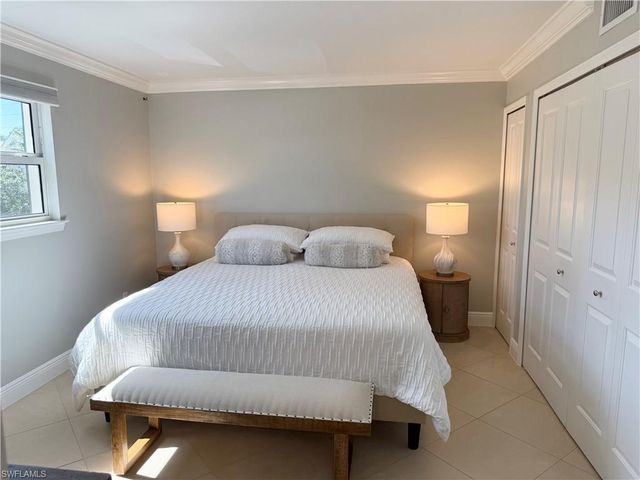 960 7th ST S 202, Naples, FL 34102