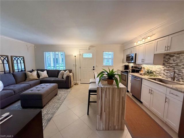 960 7th ST S 202, Naples, FL 34102