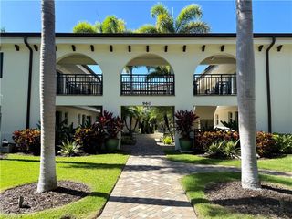 960 7th ST S 202, Naples, FL 34102