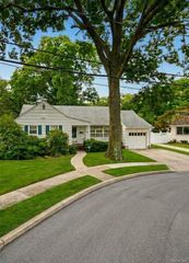 75 Royal Drive, Freeport, NY 11520