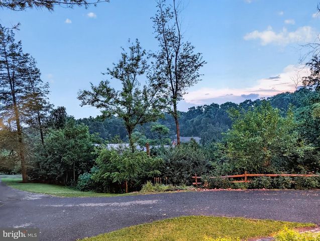 2571 VALLEY VIEW RD, Morgantown, PA 19543