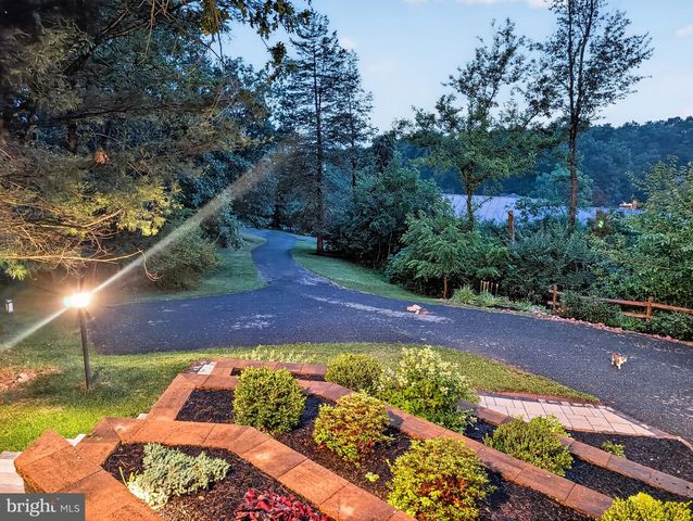 2571 VALLEY VIEW RD, Morgantown, PA 19543