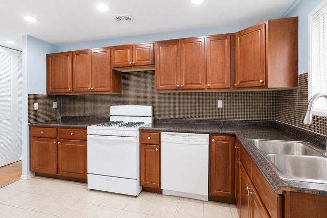 113 Fairview Lane, Streamwood, IL 60107