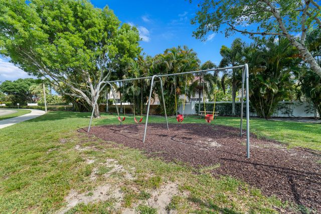 1062 Fairfax Cir W, Boynton Beach, FL 33436